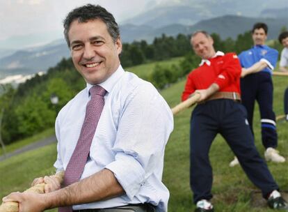 Íñigo Urkullu, en el monte Artxanda, cerca de Bilbao, practicando <i>sokatira</i> con unos amigos el pasado miércoles.