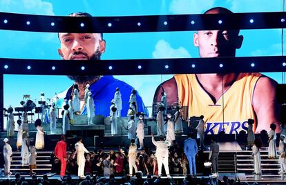 Las imagenes Nipsey Hussle y Kobe Bryant, son proyectadas en el escenario de los premios Grammy, durante el homenaje a las dos estrellas fallecidas.