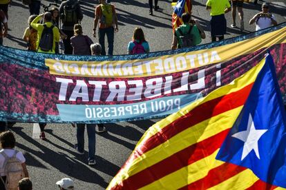 Els talls a les carreteres a causa d'aquesta protesta independentista han provocat també que s'hagi desviat el trànsit cap a altres vies, encara que no hi ha retencions destacades. A la imatge, una pancarta amb la llegenda "Llibertat" durant la marxa per l'AP-7 de Girona Sud.