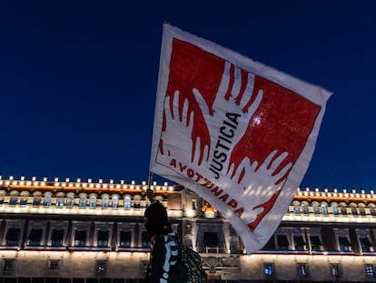 Un manifestante frente a Palacio Nacional, en la marcha del noveno aniversario de la desaparición, el 26 de septiembre de 2023.