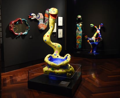 Una de las salas con esculturas de la exposición 'Serpentiform: la serpiente a través del arte, las joyas y el diseño'.