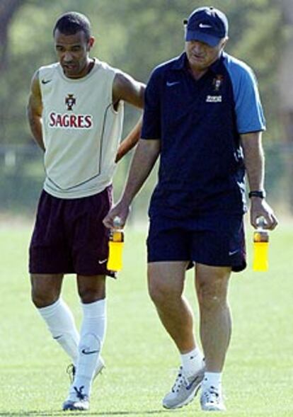 Costinha dialoga con el seleccionador, Scolari.