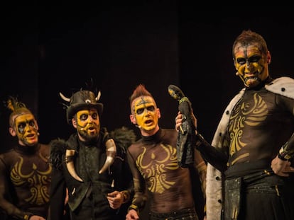 Los cuatro actores y cantantes que protagonizan &lsquo;The Primitals&rsquo; caracterizados como abor&iacute;genes.