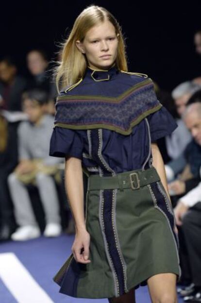 Una modelo muestra una de las propuestas de Sacai para la temporada Primavera/Verano 2015.