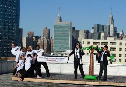 El grupo Actionaid representa una actuación en Nueva York con motivo de la aprobación de los Objetivos de Desarrollo del Milenio.
