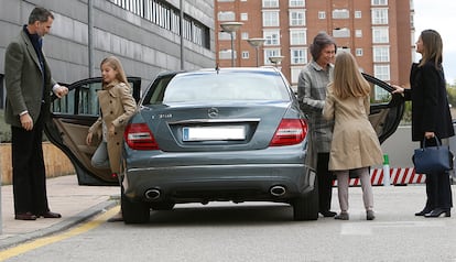 El rey Felipe ha conducido el coche que ha aparcado el vehículo a las puertas del edificio, donde aguardaban numerosos periodistas.