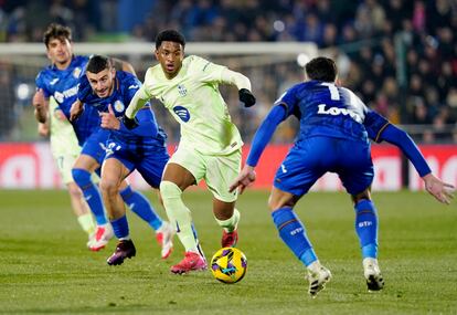 Alejandro Balde, del FC Barcelona, en acción con Carles Aleñá y Juan Iglesias, del Getafe CF, este sábado durante el partido de la jornada 20 de la Liga.