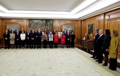 Los 22 miembros del Gobierno de Pedro Sánchez han prometido este lunes sus cargos ante Felipe VI, en una ceremonia sin símbolos religiosos y en la que todos han prometido lealtad al Rey y guardar y hacer guardar la Constitución, sin ninguna variación significativa en la fórmula de promesa establecida por ley.