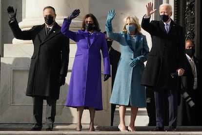 El presidente electo Joe Biden, su esposa Jill Biden, la vicepresidenta electa Kamala Harris y su esposo Doug Emhoff llegan a las escaleras del Capitolio de los Estados Unidos para el inicio de las ceremonia de toma de posesión.