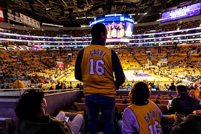 Los asientos del Crypto.com Arena estaban cubiertos de camisetas con el número y el apellido de la estrella española, para que cada asistente pudiese llevarse una a casa.