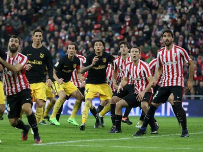 Jugadores del Atl&eacute;tico y Athletic esperan el lanzamiento de un c&oacute;rner. 