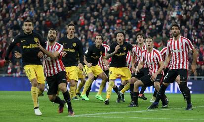 Jugadores del Atl&eacute;tico y Athletic esperan el lanzamiento de un c&oacute;rner. 