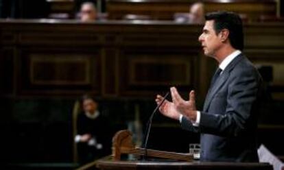 El ministro de Industria, José Manuel Soria, durante su intervención en el pleno del Congreso que se celebra esta tarde en la Cámara Baja. EFE/JuanJo Martin