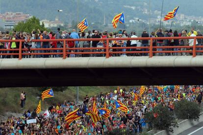 Numerosos manifestantes pro independencia ocupan uno de los accesos a Barcelona.