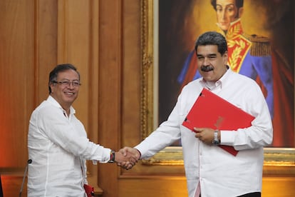 Gustavo Petro y Nicolás Maduro se dan la mano luego de la firma de declaración conjunta entre ambos mandatarios, en el Palacio de Miraflores, en Caracas, el 1 de noviembre de 2022.
