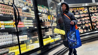 Una mujer, comprando en un supermercado de Washington.