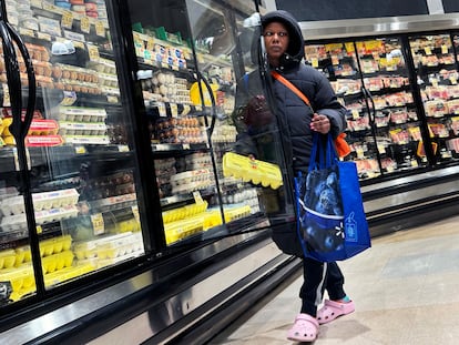 Una mujer, comprando en un supermercado de Washington.