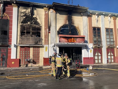 Bomberos frente a la discoteca Teatre de Murcia, este domingo.