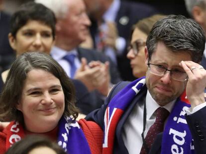 Europarlamentarios británicos se despiden llorando de la Cámara de la UE, el 29 de enero.