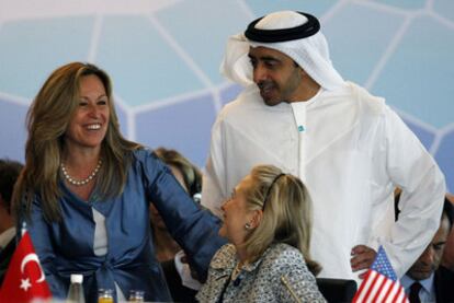 Los ministros de Exteriores Trinidad Jiménez (España), Hillary Clinton (EE UU) y Abdulá bin Zayad (EAU), ayer en Estambul.