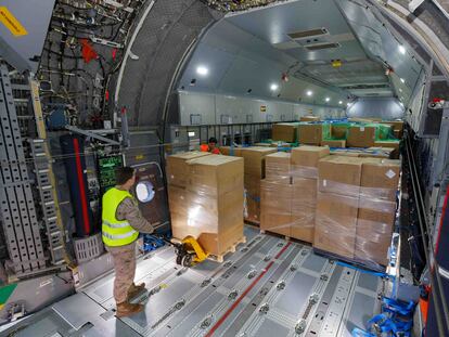 Un A400M de Airbus entrega a Defensa una primera carga de mascarillas chinas en la base de Getafe.