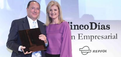 Carlos Moro, presidente de Matarromera, recibe su premio de manos de Arianna Huffington