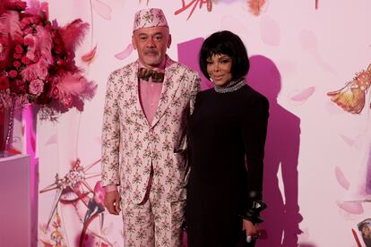 El diseñador francés Christian Louboutin junto a la cantante estadounidense Janet Jackson, hermana de Michael Jackson.