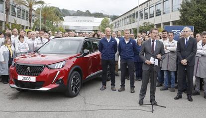 Alberto Núñez Feijoo, esta mañana en la planta de Vigo de PSA, junto a la plantilla y el nuevo modelo.