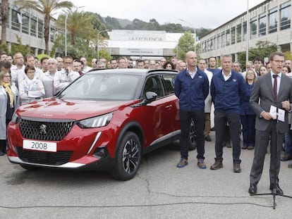 Alberto Núñez Feijoo, esta mañana en la planta de Vigo de PSA, junto a la plantilla y el nuevo modelo.