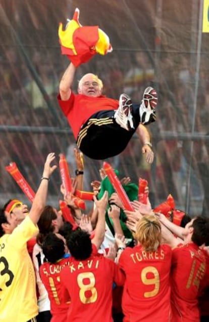 Aragonés celebrates with his players after the Euro 2008 final in Vienna.