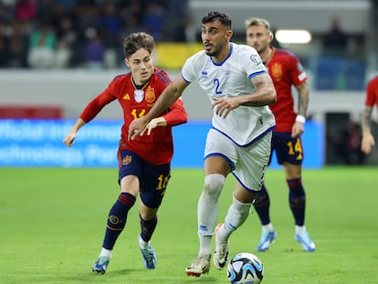 Antreas Karo y Rodrigo Riquelme disputan el balón durante el partido entre Chipre y España.
