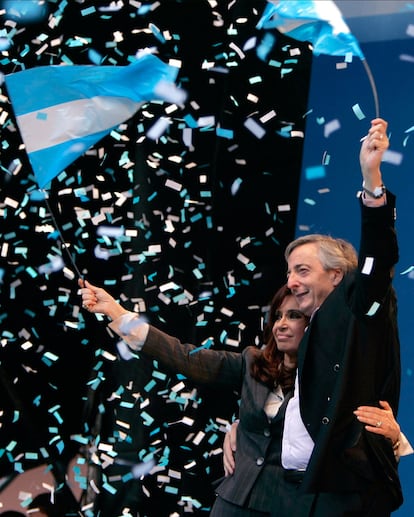 Néstor Kirchner y su esposa, la presidenta Cristina Fernández, participan en un mitín celebrado en Buenos Aires, en junio de 2008.