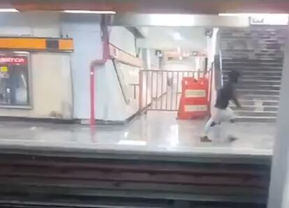 Momentos previos al ataque en la estación Tacubaya, en el metro de Ciudad de México.