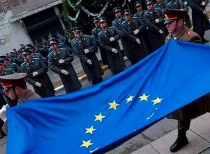 Soldados del ejército búlgaro desfilan en Sofía con una bandera europea el pasado día 3 con motivo del ingreso del país en la UE.