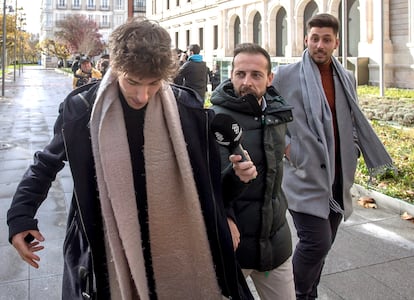 Carlos Cuadrado (izquierda) y Victor Rodríguez (derecha), a su salida de la Audiencia Provincial de Burgos durante el juicio del caso.