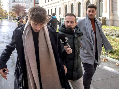 Carlos Cuadrado (izquierda) y Victor Rodríguez (derecha), a su salida de la Audiencia Provincial de Burgos durante el juicio del caso.