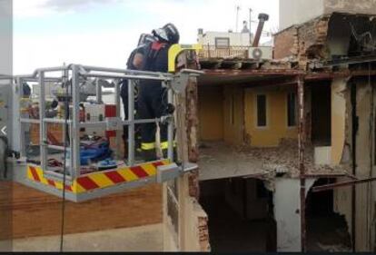 Las grúa que está ayudando a los bomberos en los trabajos de desescombro. 