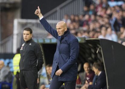 Zinedine Zidane, entrenador del Real Madrid, da instrucciones a sus jugadores.