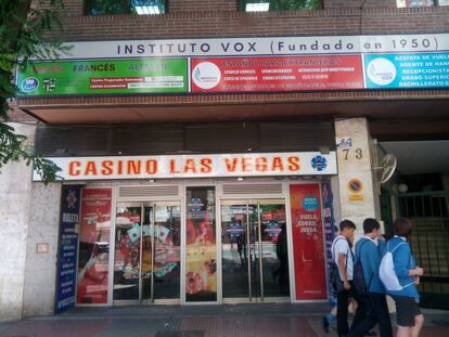 Sala de apuestas ubicada en el barrio madrileño de Chamberí, cerca de varios colegios.