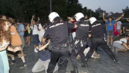 La policía disuelve a los manifestantes el lunes en Palma de Mallorca.
