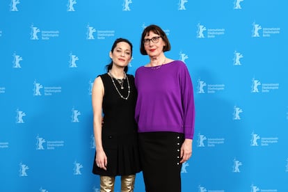 Marion Cotillard y la directora Lucile Hadžihalilović, en el 'photocall' previo a la rueda de prensa de 'La torre de cristal'.
