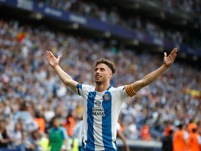 El delantero del Espanyol Javi Puado celebra su segundo gol ante el Oviedo.