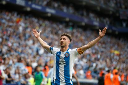 El delantero del Espanyol Javi Puado celebra su segundo gol ante el Oviedo.