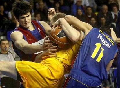 Ilyasova y Navarro tratan de robarle el balón a Moran, del Gran Canaria