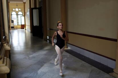 Una estudiante de la Escuela Nacional de Ballet corre hacia una clase.