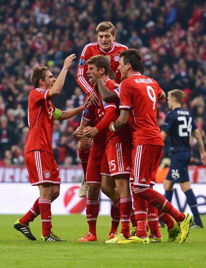 Thomas Mueller celebra su gol junto a sus jugadores
