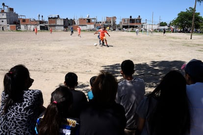 Jogo do campeonato local no campo de terra do clube Estrella Roja. 