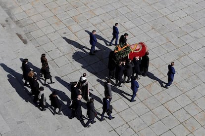 Familiares de Franco sacan el féretro de la basílica.