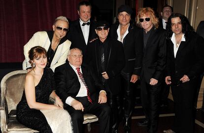 Ksenia Gorbacheva, Rudolf Schenker, el exlder sovitico Mijal Gorbachov, Trukhachev Andrey, Klaus Meine, Matthias Jabs, James Kottak y Pawel Maciwoda posan antes de la gala en el Royal Albert Hall de Londres.