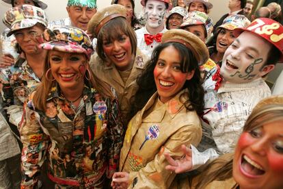 El coro de San Fernando Papelandia en 2008, preparándose en los camerinos antes de su actuación en el concurso de agrupaciones del Carnaval de Cádiz de aquel año.